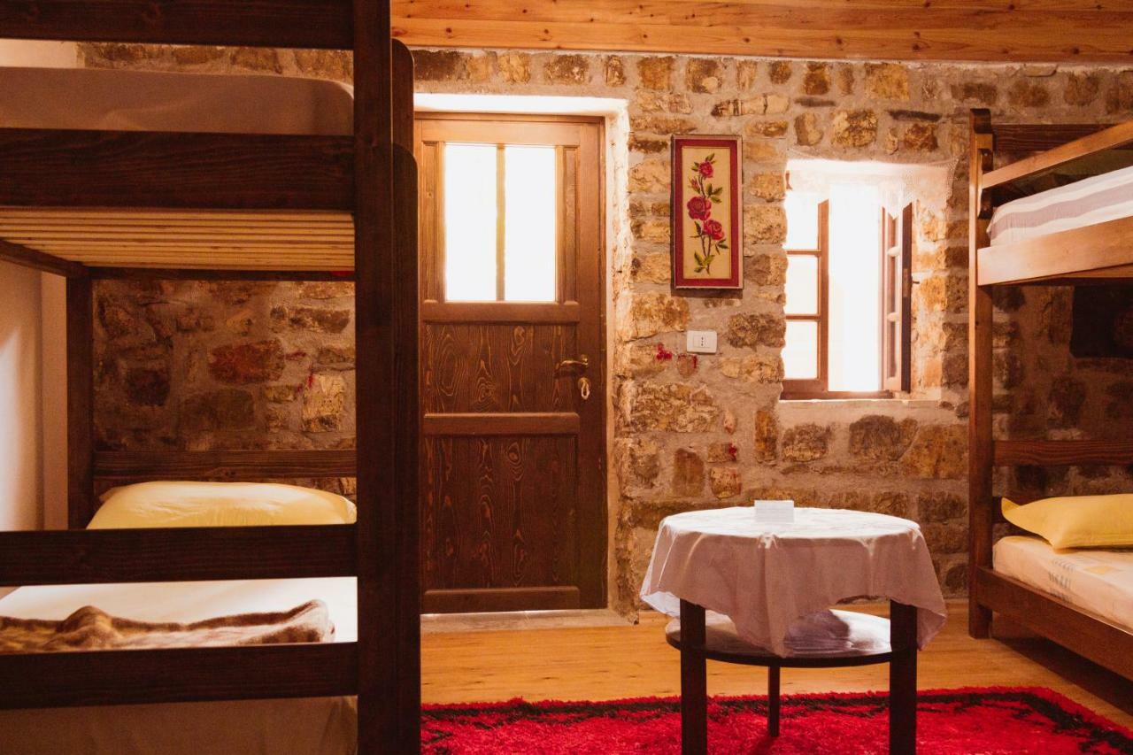 בראט Guest House Mangalem מראה חיצוני תמונה